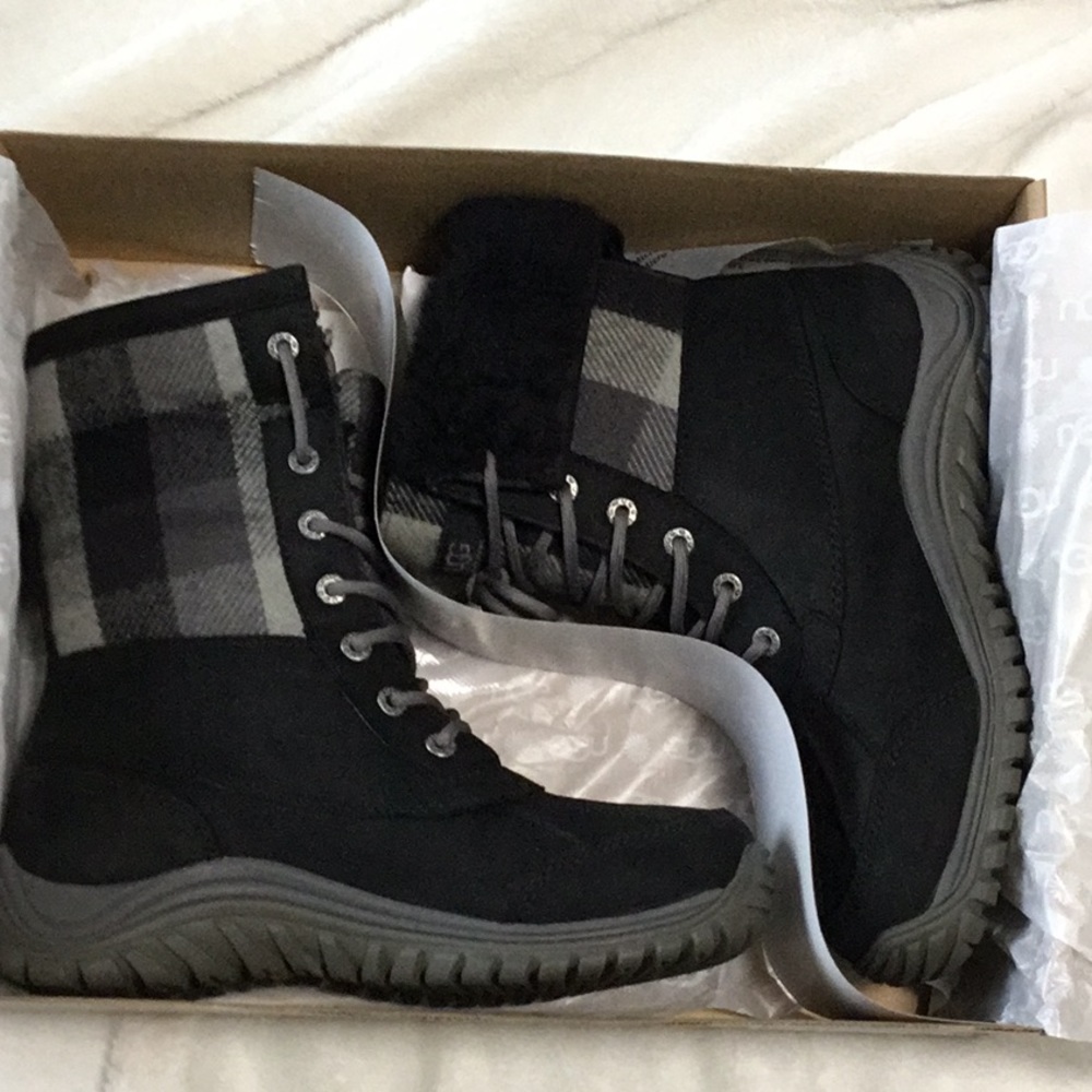 UGG Adirondack ll Black/White Plaid 8.5
